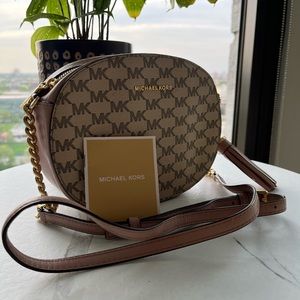 Micheal Kors cross body purse